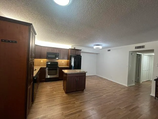 2 bed, 2.0 bath, 1176 sqft, $2,500 — Photo 2