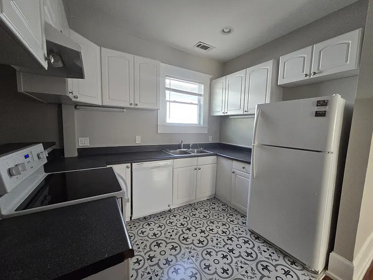 653 E Henry St — Photo 8