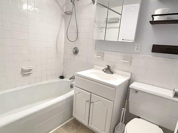 4th image of 1025 Hancock St #8