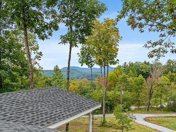 4th image of 725 Ridge Crest Lane