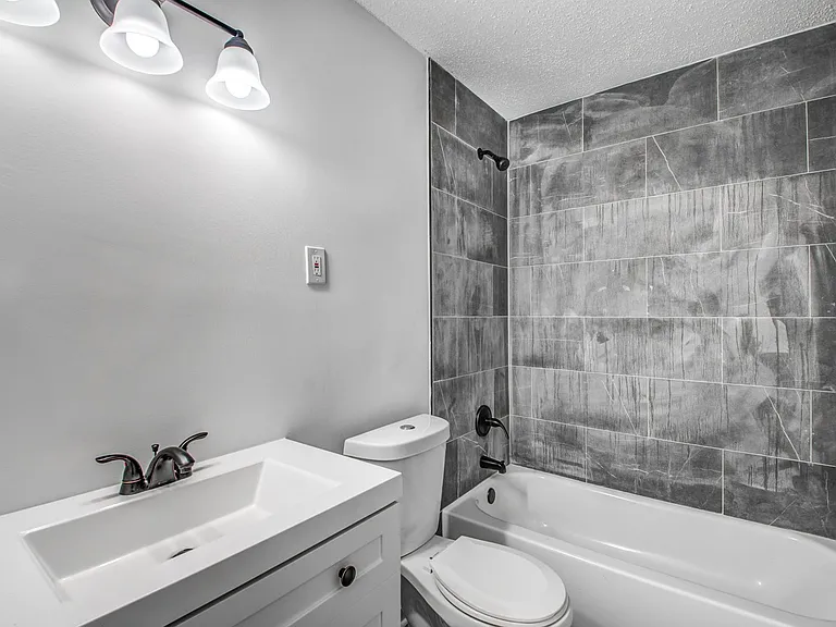 2735 Brentwood Cv — Photo 6