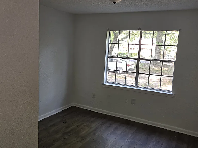 1211 Satchel St — Photo 3