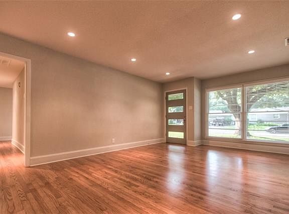 3rd image of 3824 Weyburn Dr