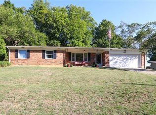 196 Hedge Dr, Springfield, OH 45504