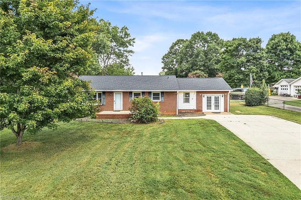 3 bed, 1.5 bath, 1608 sqft, $1,650 — Photo 1