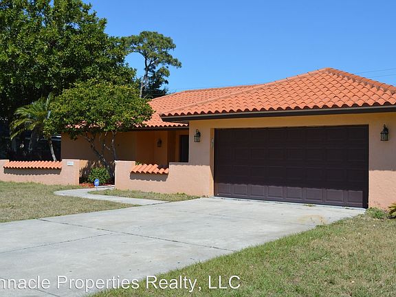 2nd image of 5011 W Country Club Dr
