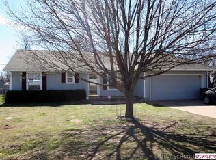 702 W 47th Pl, Sand Springs, OK 74063