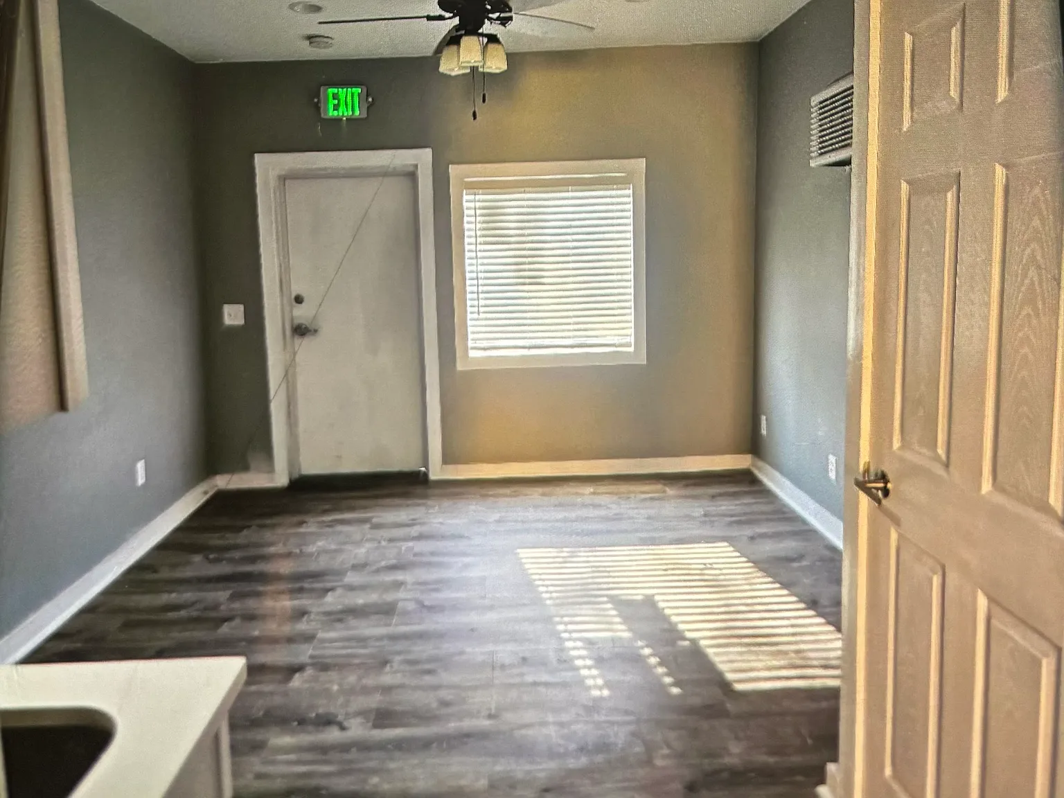 Studio, 350 sqft, $995 — Photo 3