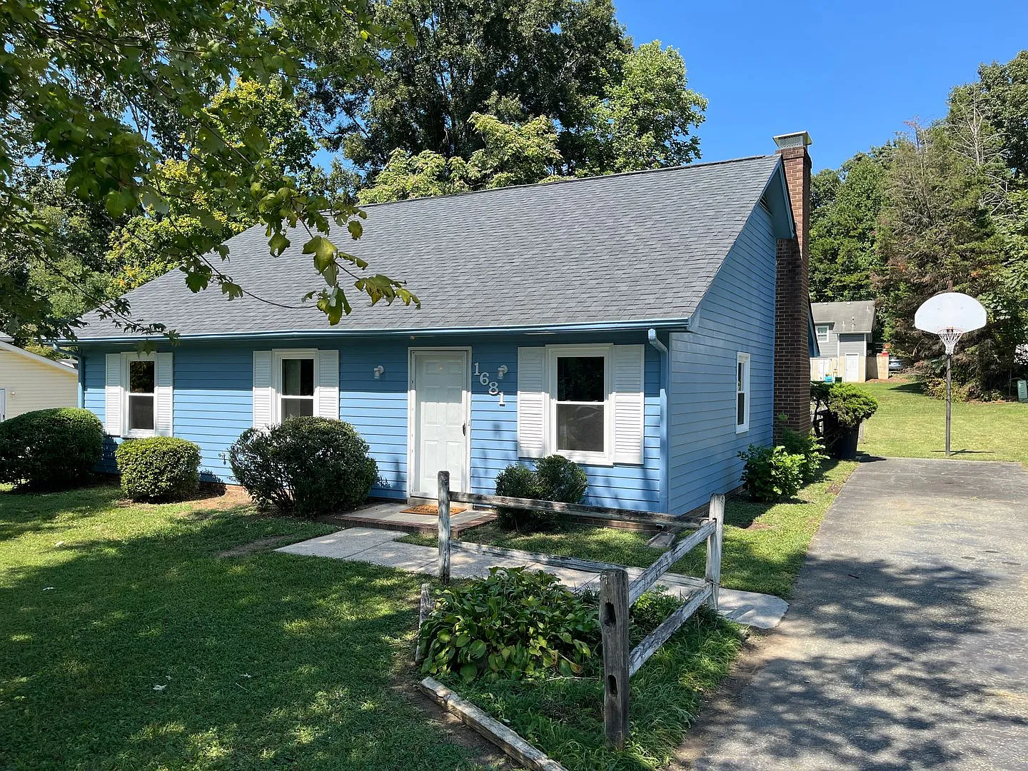 Charming 3 Bedroom, 1.5 Bathroom Home — Photo 2