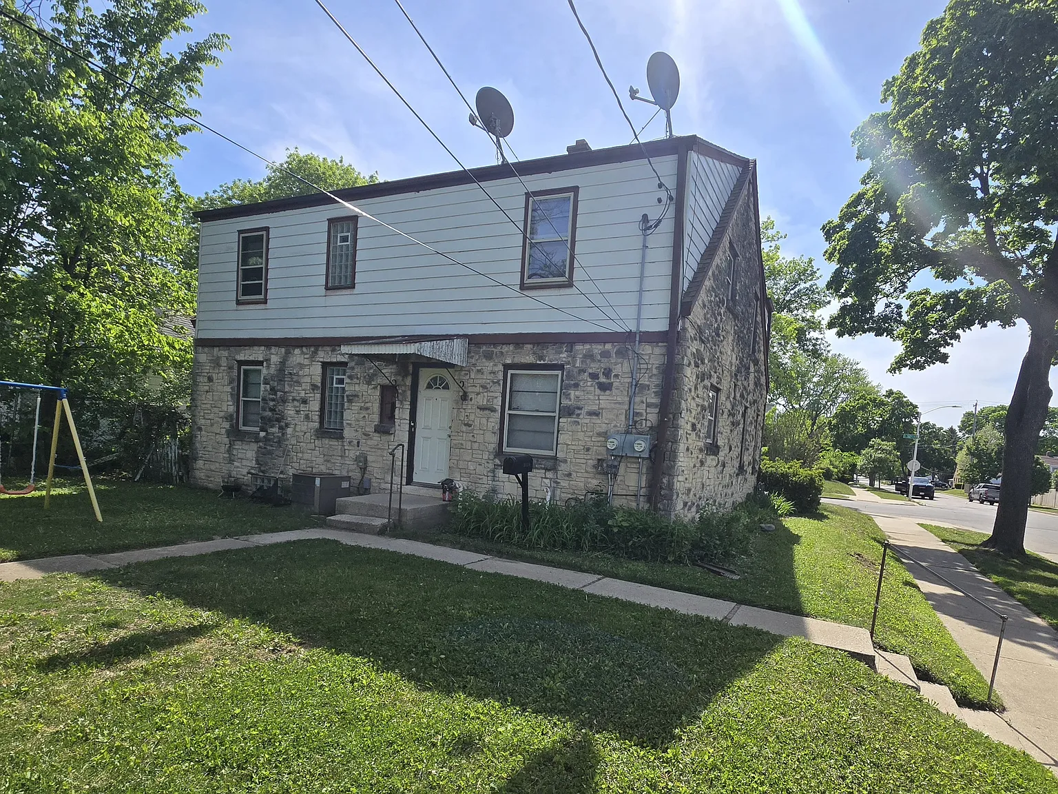 3 bed, 1040 sqft, $1,300 — Photo 1