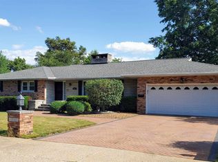 1918 Saint Clair Dr, Pekin, IL 61554