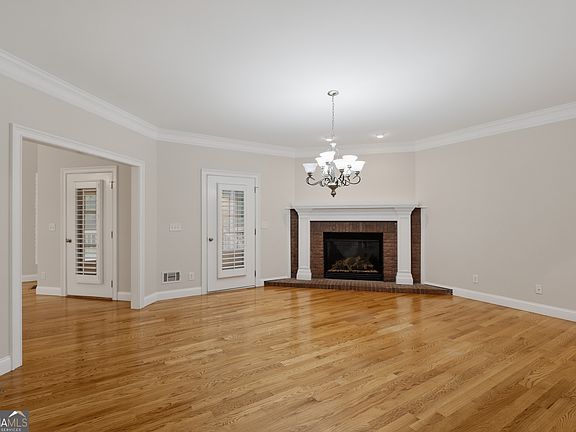 5th image of 210 Enfield Ln