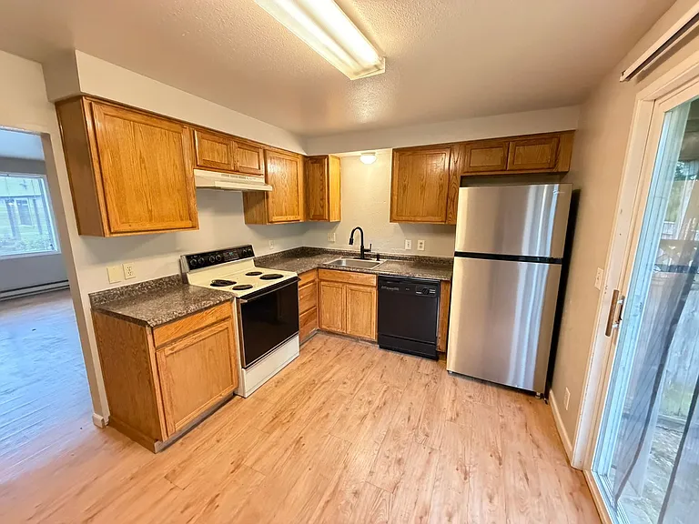 177 W C St #6 — Photo 6