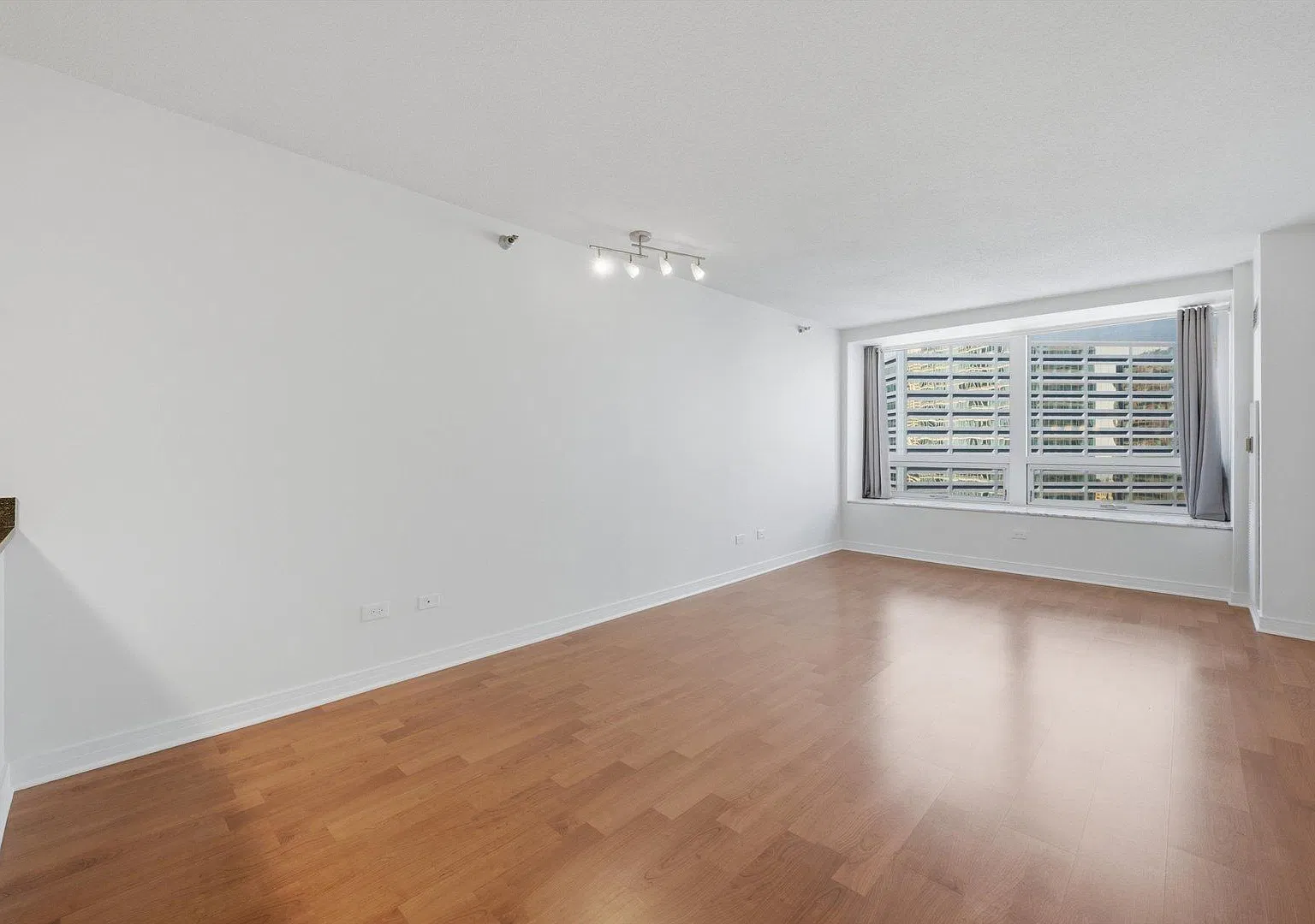 512 N McClurg Ct — Photo 4