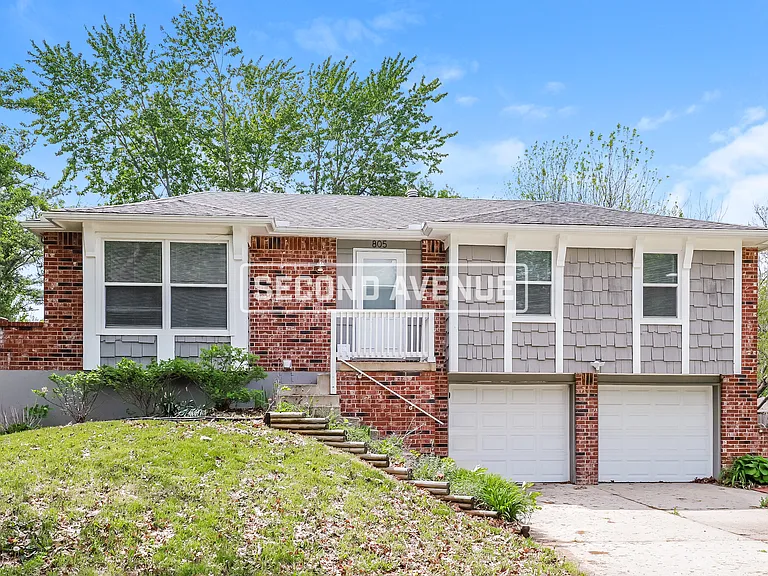 805 NW Canterbury Rd — Photo 1