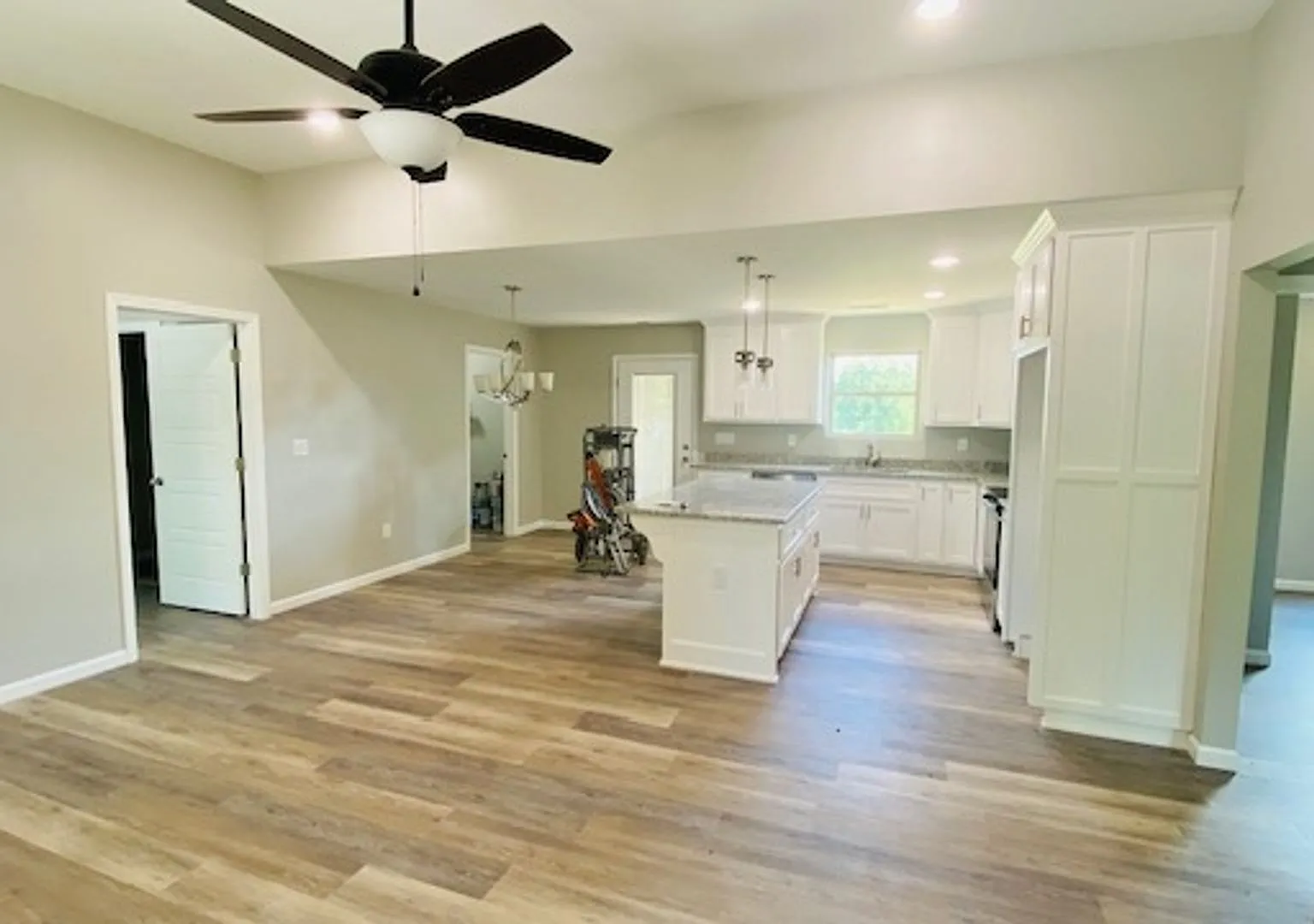 Charming 3 Bedroom, 2 Bath home. — Photo 2