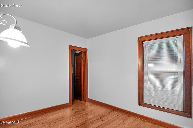 5th image of 1632 Hawthorne Street