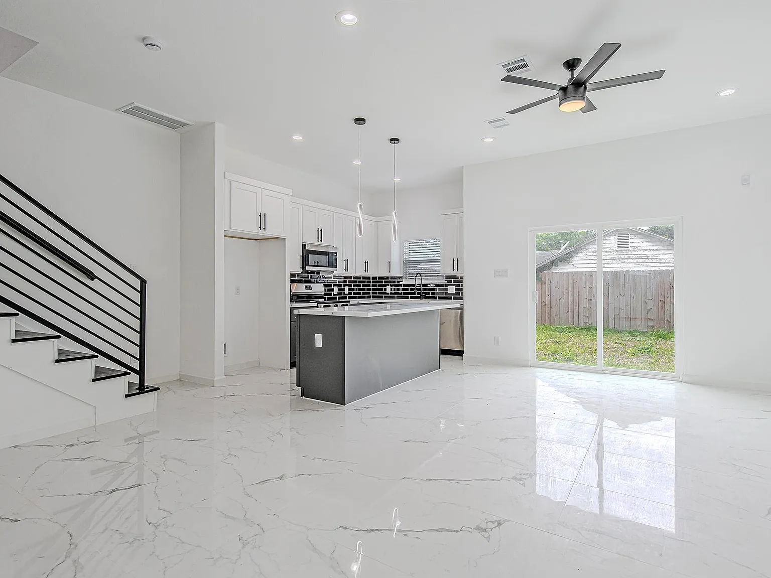 3 bed, 2.5 bath, 1599 sqft, $2,400 — Photo 3