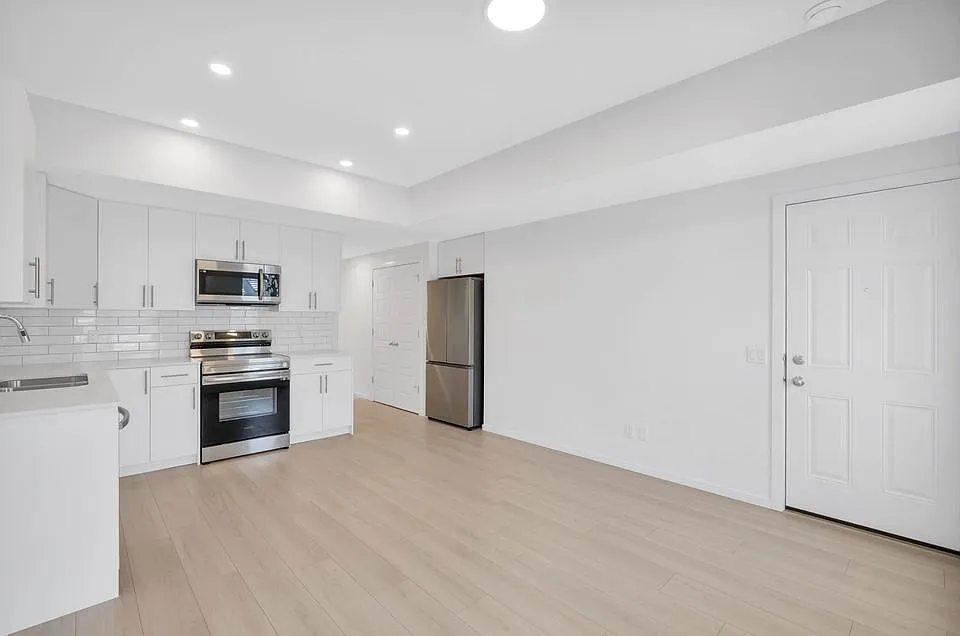 (PN495-2) Modern 1 Bedroom Basement Suite in Walker Lakes — Photo 4
