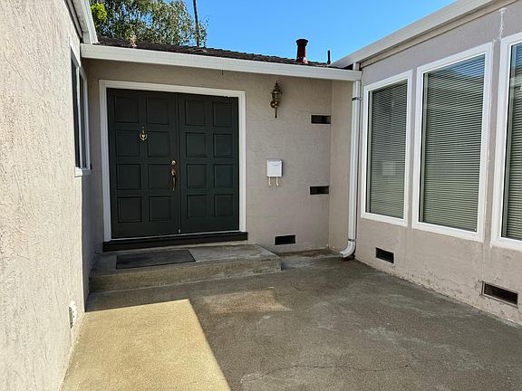 Private courtyard entrance. Great for deliveries.