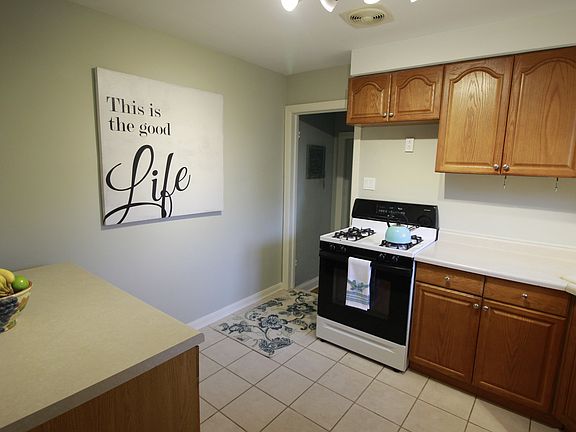 2nd image of 1521 Robinhood Ln