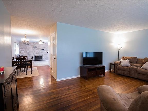 4th image of 4526 Irelan St