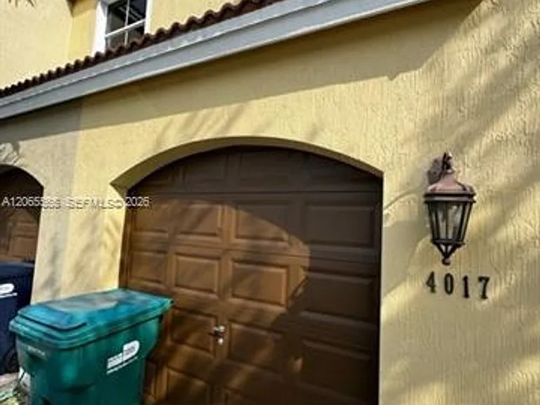 4017 SW 149th Ct #Townhouse 4017 — Photo 2