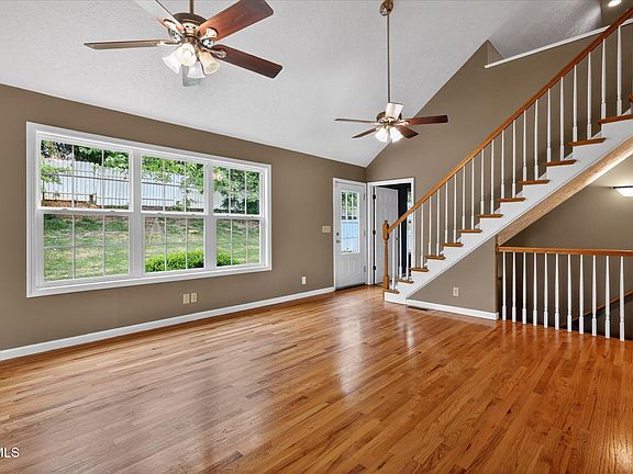 3rd image of 157 Stoneybrook Dr