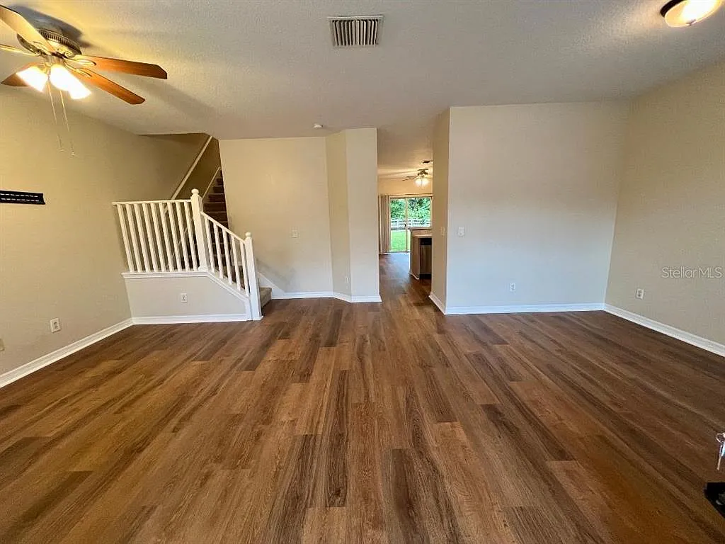 3 bed, 3.0 bath, 1559 sqft, $2,250 — Photo 2