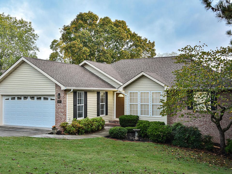 1st image of 698 Lakeview Dr