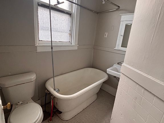 4th image of 799 Niagara St #2