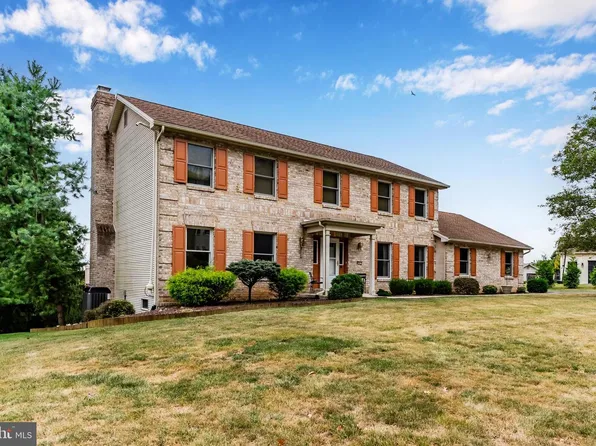 2415 W Bayberry Dr, Harrisburg, PA 17112