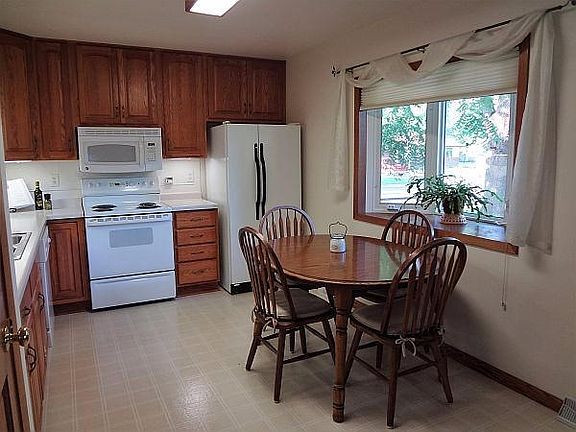 Sunny kiitchen w/ east-facing bay window