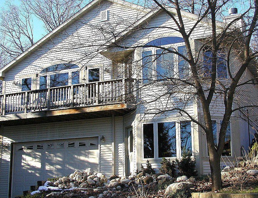 Overlooks Pewaukee Lake!