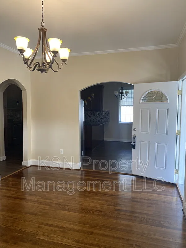 3 bed, 1.5 bath, 1263 sqft, $1,900 — Photo 3