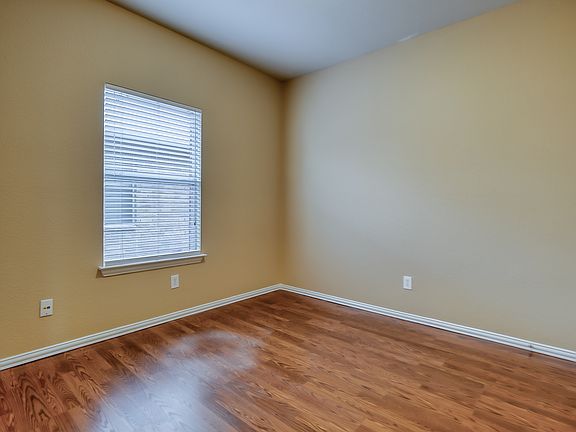 5th image of 1001 Lone Pine Dr