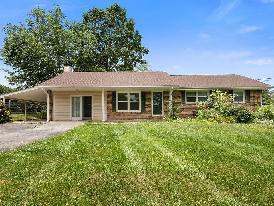 1st image of 828 Triangle St