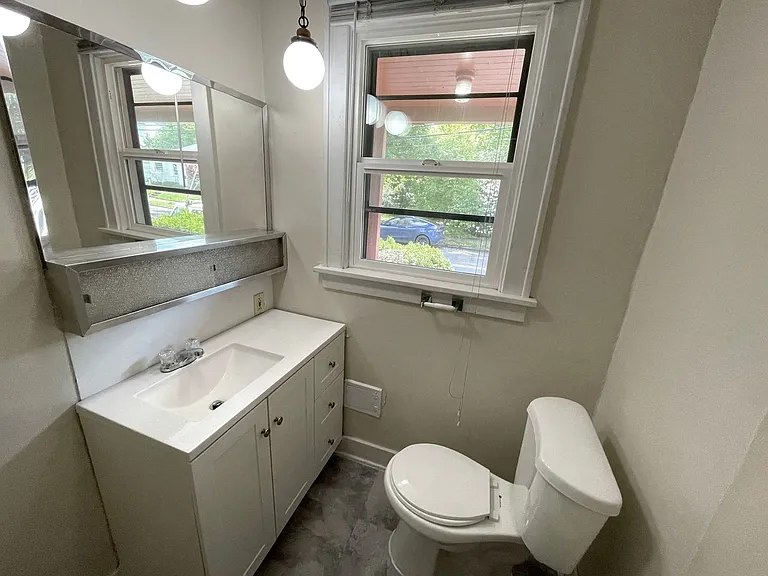 Vintage 1 Bedroom with Hardwood Floors, Close-In Location — Photo 12