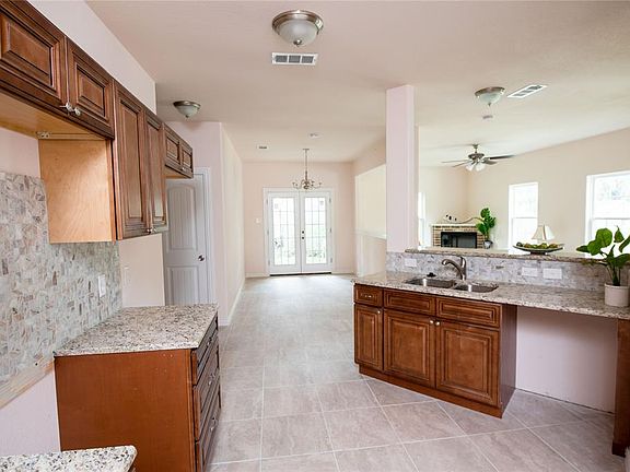 3rd image of 1606 Hilltop Dr