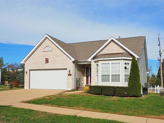 This lovely home in Mehlville is ready for new owners.