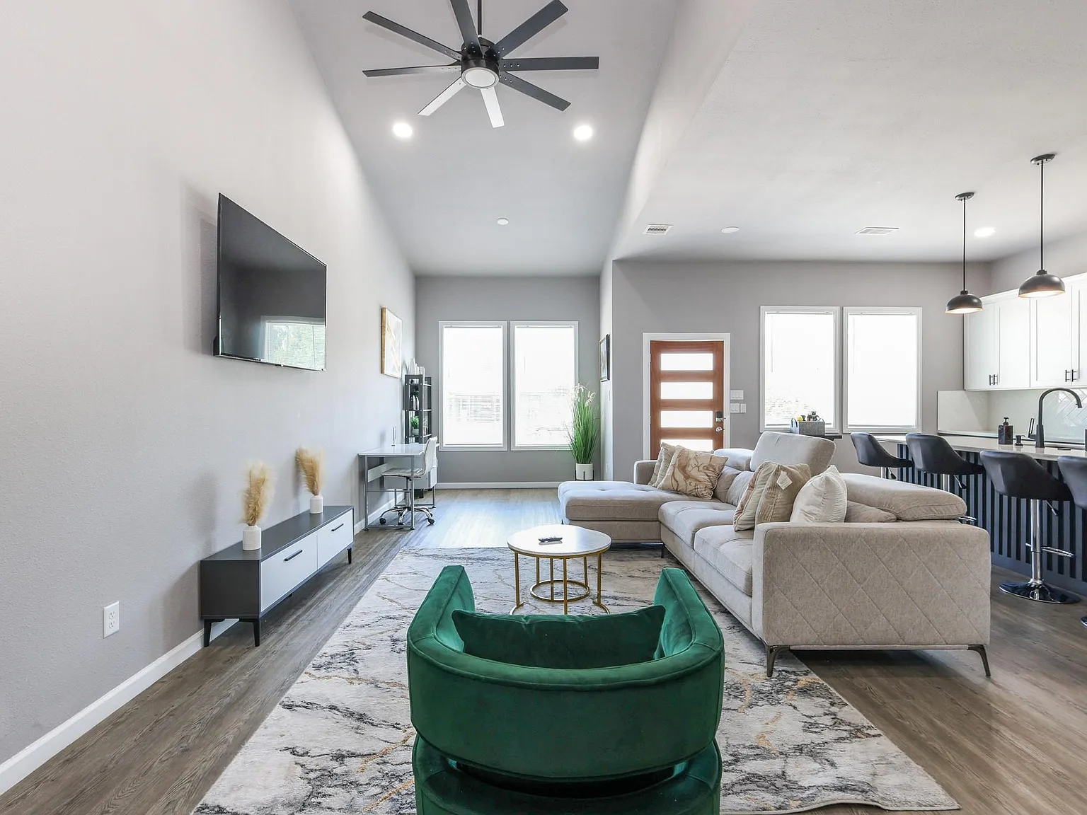 3 bed, 2.0 bath, 1707 sqft, $2,300 — Photo 3