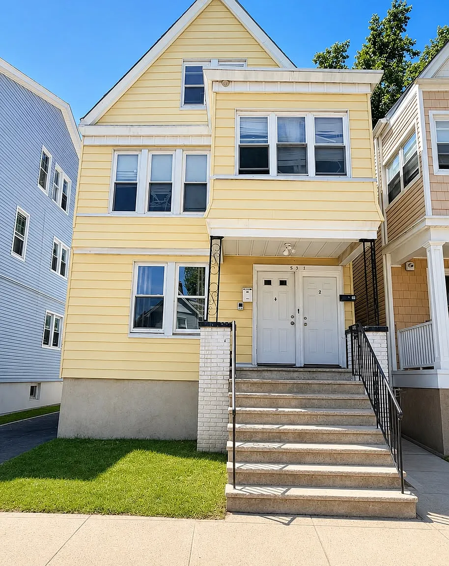 4 bed, $2,800 — Photo 1