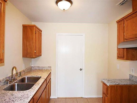 4th image of 236 Pino St