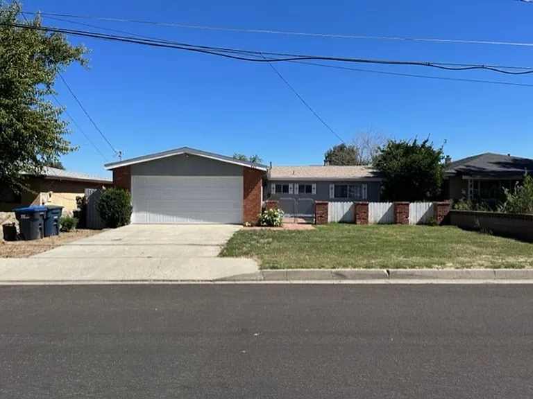 902 Oakwood St — Photo 1