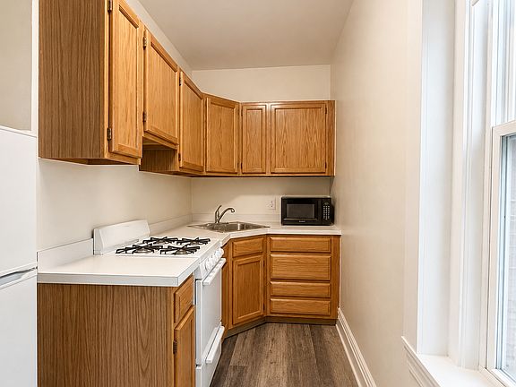 4th image of 57 Strathmore Rd APT 4