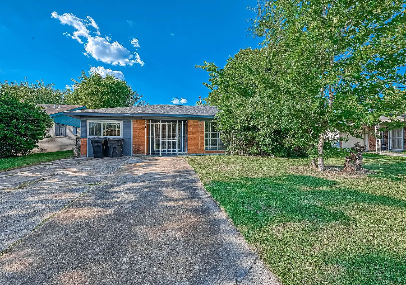 Spacious 4-Bedroom Home with 2 Bathrooms and a Large Yard in Houston! — Photo 1