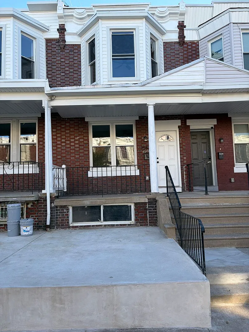 Beautiful Newly renovated 3 bedroom home now available for rent in West Parkside — Photo 1