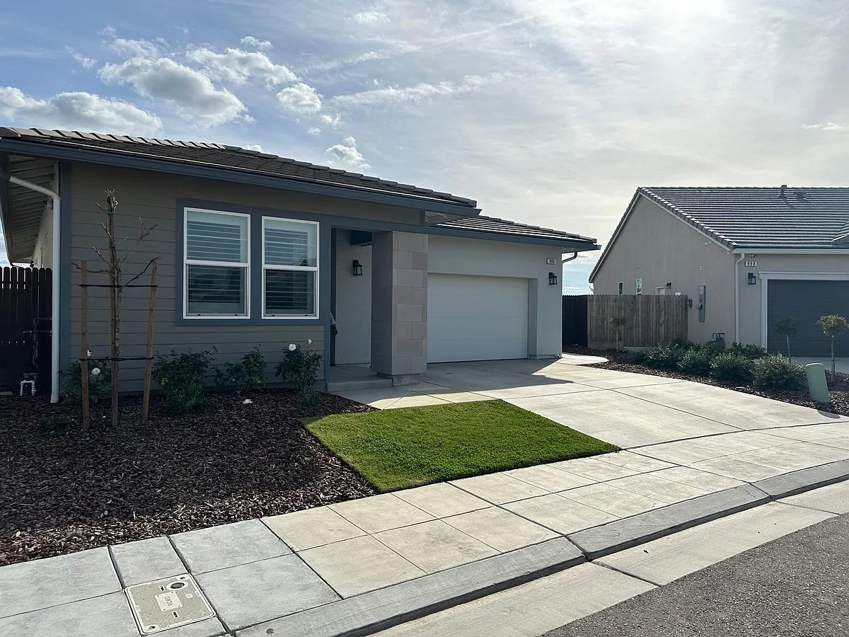 Building Photo - 996 Ponderosa Way W