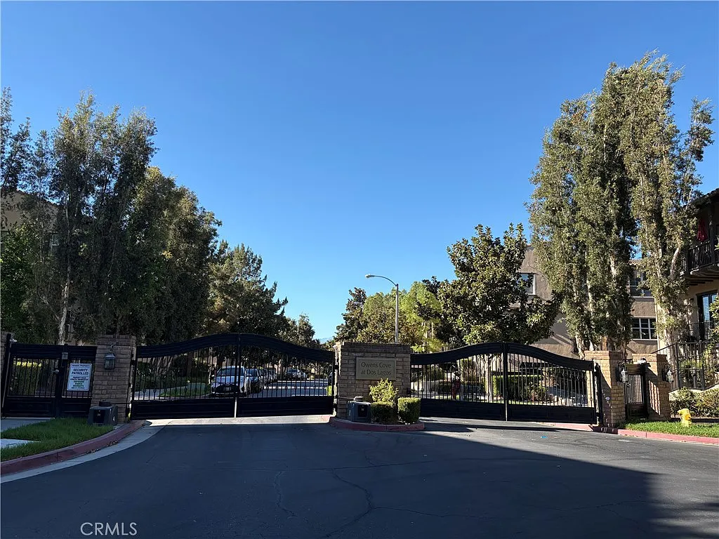 3 bed, 2.5 bath, 1825 sqft, $3,300 — Photo 2