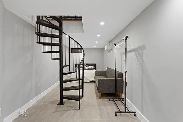 Rented by Safdie Realty Group | media 34